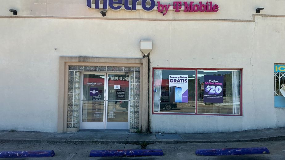 Metro by T-Mobile 2621 Azle Ave - 2621 Azle Ave 