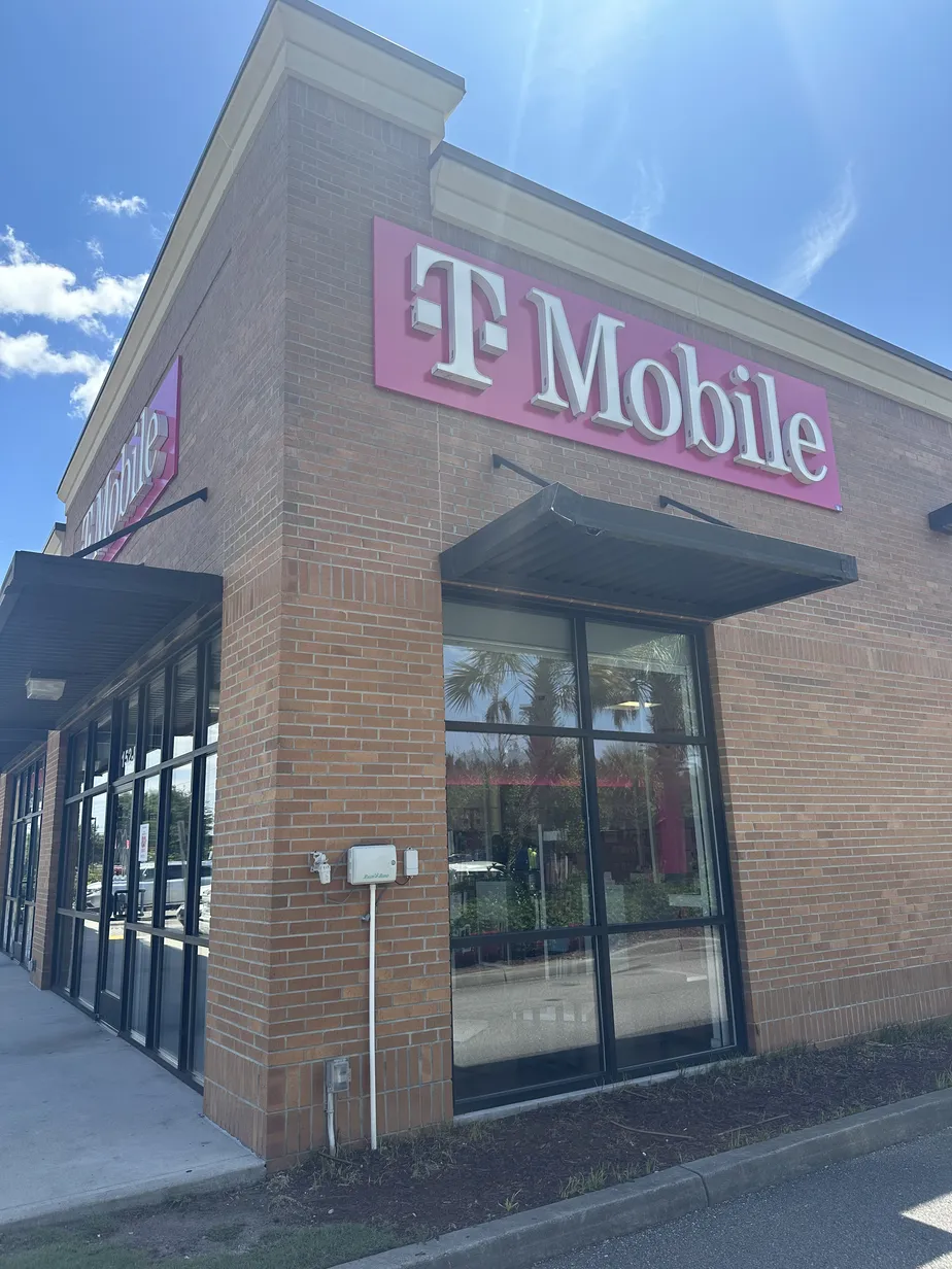  Exterior photo of T-Mobile Store at Hwy 501 & Myrtle Ridge Dr, Conway, SC 