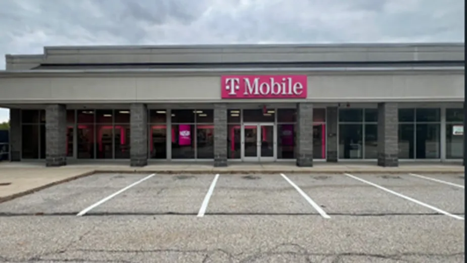  Exterior photo of T-Mobile Store at Hooksett - Quality Dr, Hooksett, NH 