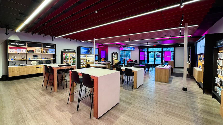 Foto del interior de la tienda T-Mobile en Rainbow & 215, Las Vegas, NV
