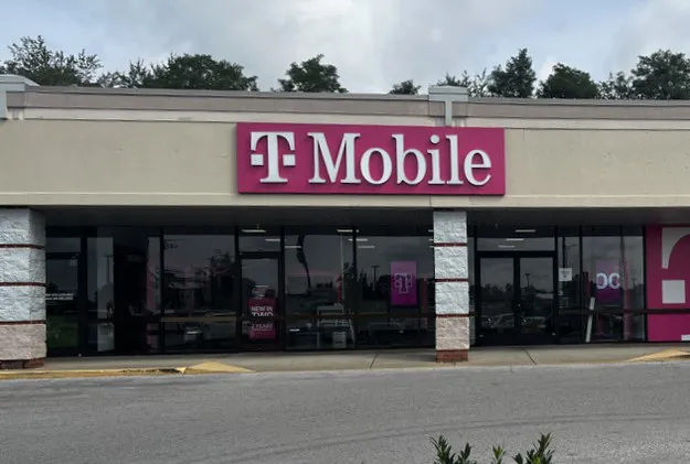  Exterior photo of T-Mobile Store at N L Rogers Wells Blvd & W Main St, Glasgow, KY 