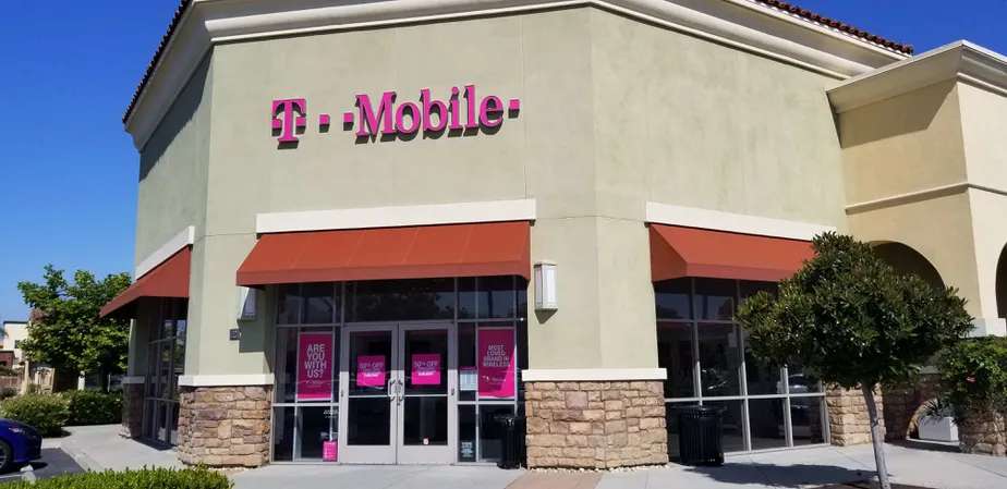Foto del exterior de la tienda T-Mobile en Grand & San Marcos, San Marcos, CA