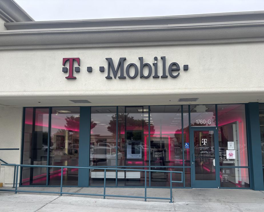 Exterior photo of T-Mobile Store at Hwy 25 & Sunset, Hollister, CA