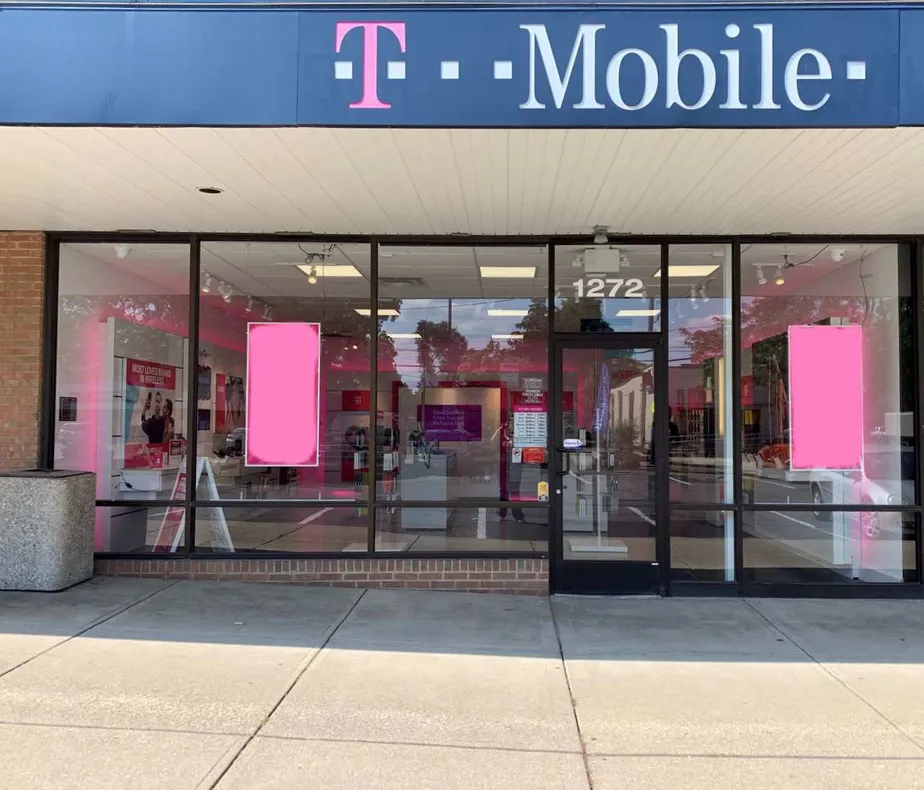  Exterior photo of T-Mobile store at W 5th & Northwest Blvd, Columbus, OH 