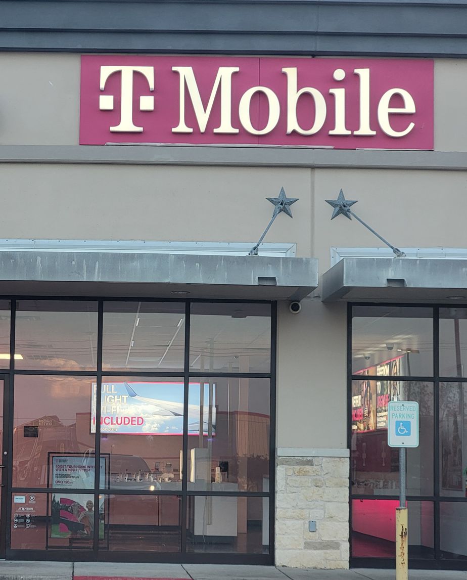 Exterior photo of T-Mobile Store at N Main St & Carlos G Parker Blvd NW, Taylor, TX