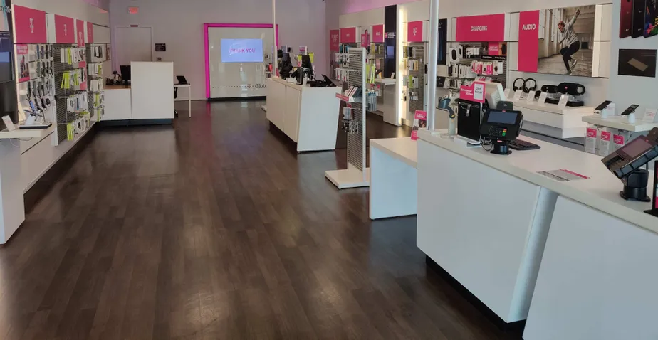 Foto del interior de la tienda T-Mobile en N Main Street & Hartley Ave, High Point, NC