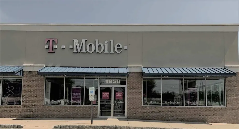 Exterior photo of T-Mobile store at Route 10 & Route 202, Morris Plains, NJ