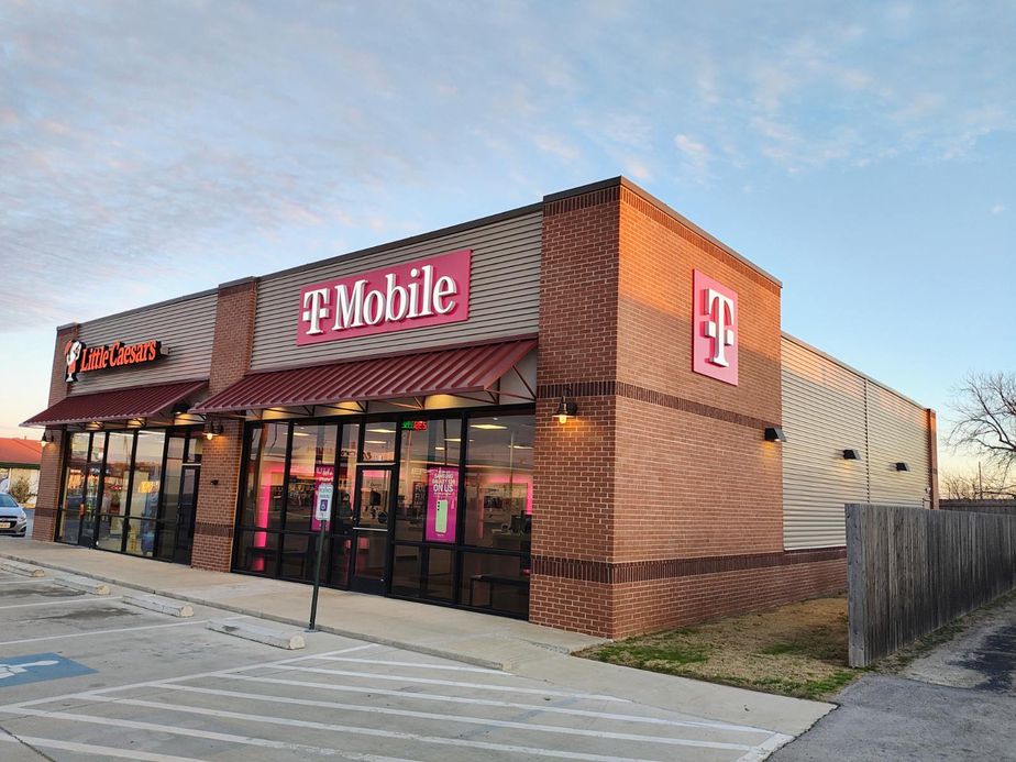 Exterior photo of T-Mobile Store at SE 1st St & SE 17th Ave, Mineral Wells, TX
