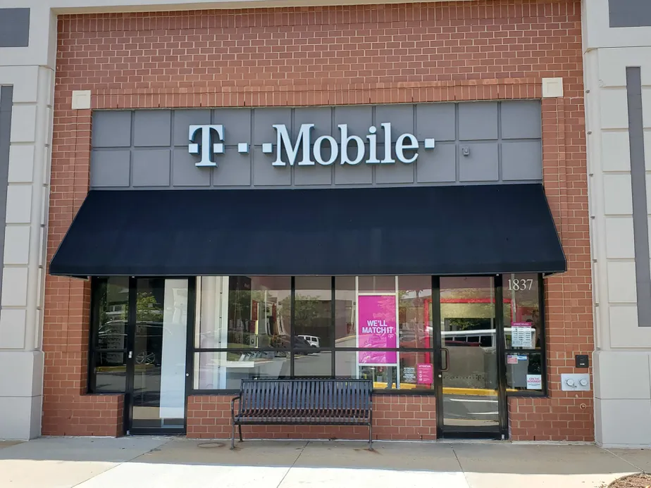 Exterior photo of T-Mobile store at Reston Pkwy & New Dominion Rd, Reston, VA