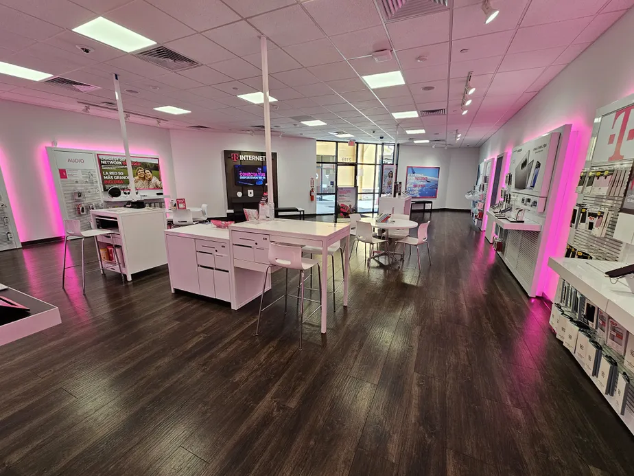 Foto del interior de la tienda T-Mobile en E Prosperity Ave & N Mooney Blvd, Tulare, CA
