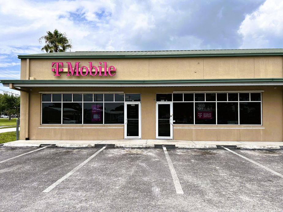 Exterior photo of T-Mobile Store at S Parrott Ave & SW 15th St, Okeechobee, FL