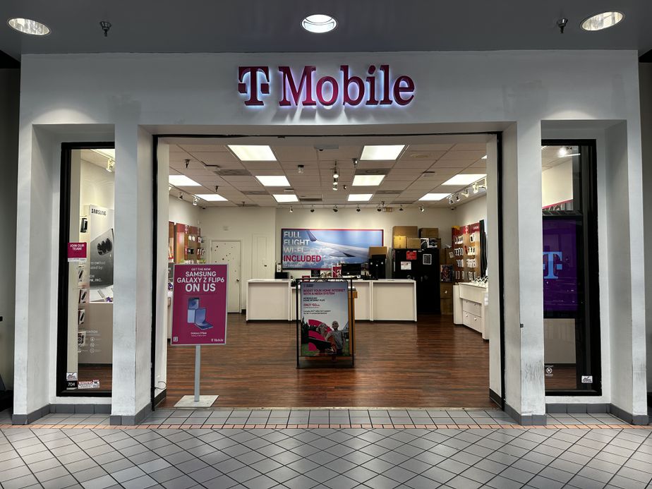 Exterior photo of T-Mobile Store at Lakeland Square Mall - Food Ct, Lakeland, FL