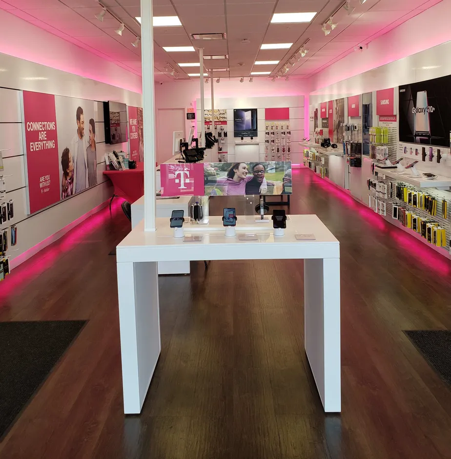 Foto del interior de la tienda T-Mobile en Dewey Ave & English Rd, Greece, NY