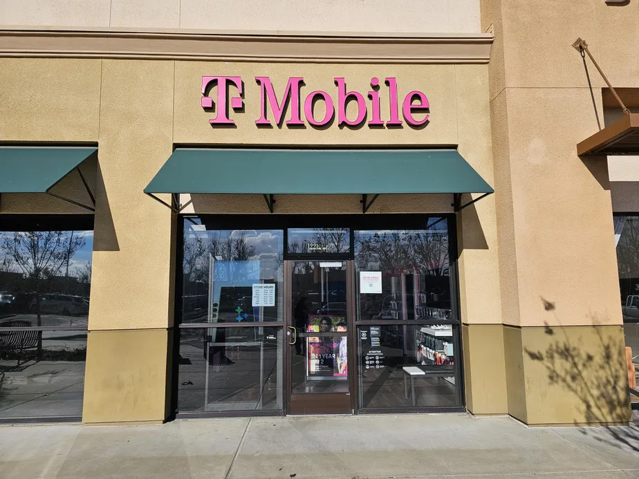 Foto del exterior de la tienda T-Mobile en Commerce Ave & CA 99 S, Atwater, CA