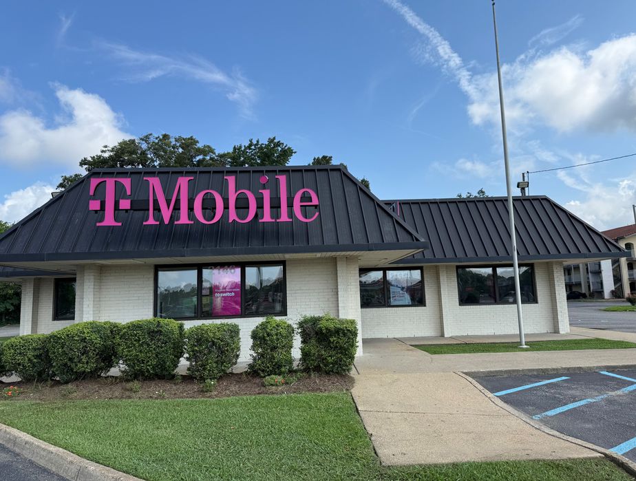  Exterior photo of T-Mobile Store at West Mercury Blvd, Hampton, VA 