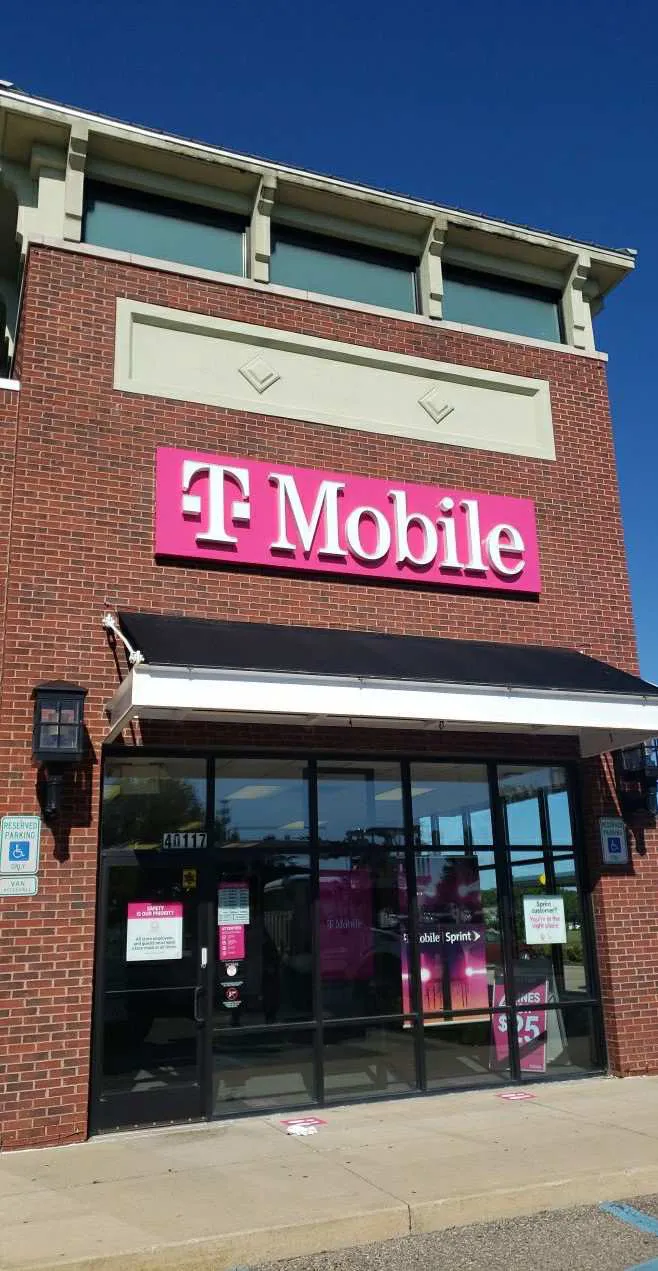 Foto del exterior de la tienda T-Mobile en S Groesbeck Hwy & Church St, Clinton Township, MI