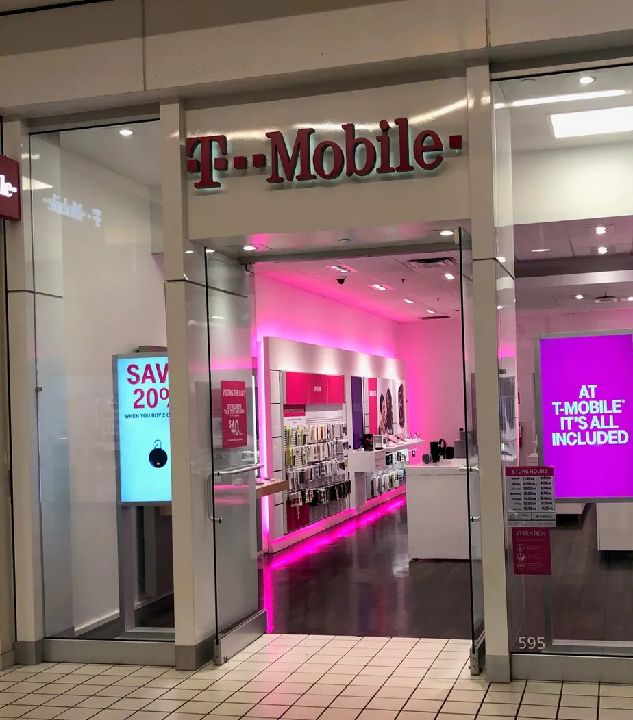 Exterior photo of T-Mobile store at Brandon Town Center 2, Brandon, FL