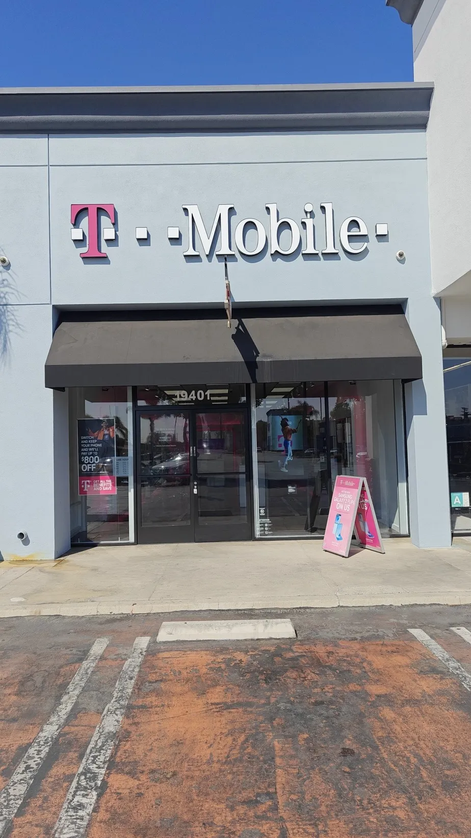  Exterior photo of T-Mobile Store at Victory & Tampa Plaza, Reseda, CA 
