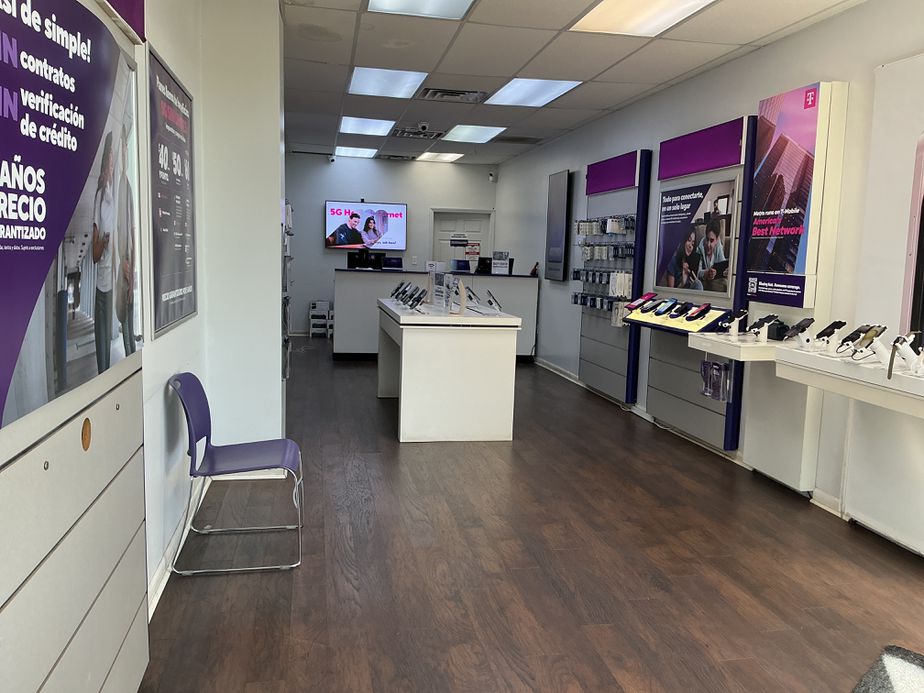 Metro by T-Mobile 563 Amboy Ave - 563 Amboy Ave 