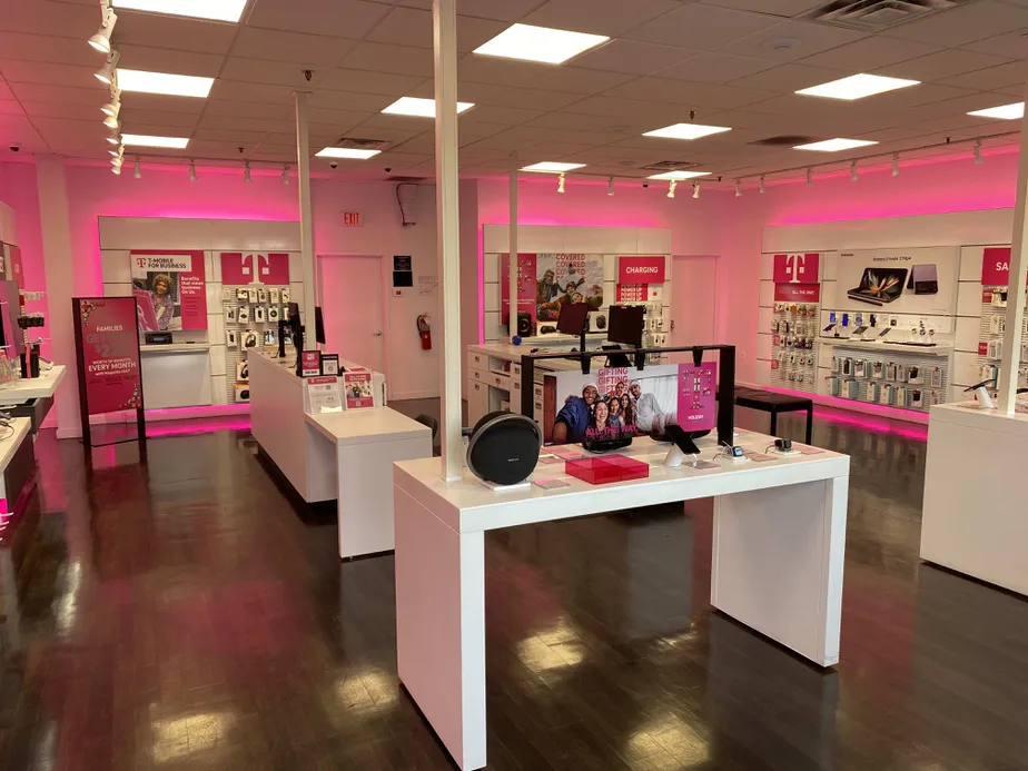 Foto del interior de la tienda T-Mobile en Roosevelt Ave & Wedgewood Dr, Carteret, NJ