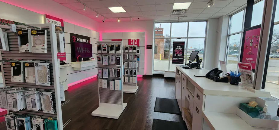 Foto del interior de la tienda T-Mobile en Woodward Ave & West Blvd, Berkley, MI