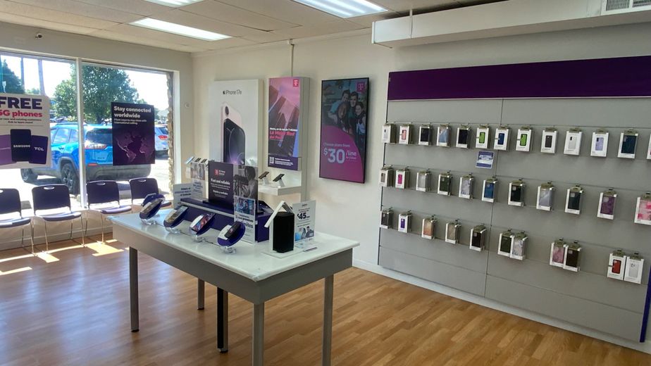 Metro by T-Mobile 5432 W Broad St - 5432 W Broad St 