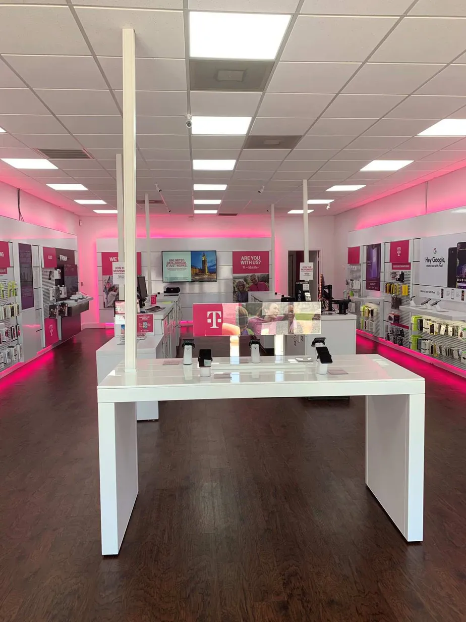 Foto del interior de la tienda T-Mobile en Henderson St & Ridgeway Dr, Cleburne, TX