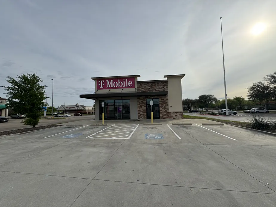  Exterior photo of T-Mobile Store at Carrier & Jefferson, Grand Prairie, TX 
