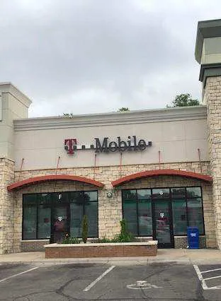 Exterior photo of T-Mobile store at 18th & I-70, Kansas City, KS