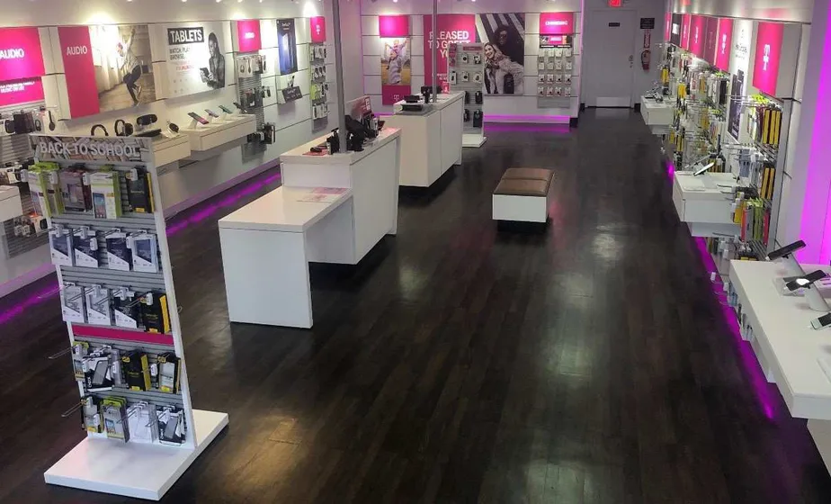 Foto del interior de la tienda T-Mobile en W. Central & Holland Sylvania Rd., Toledo, OH