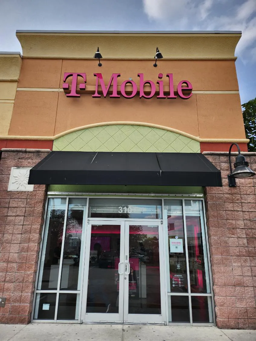  Exterior photo of T-Mobile Store at Boynton Beach & Congress, Boynton Beach, FL 
