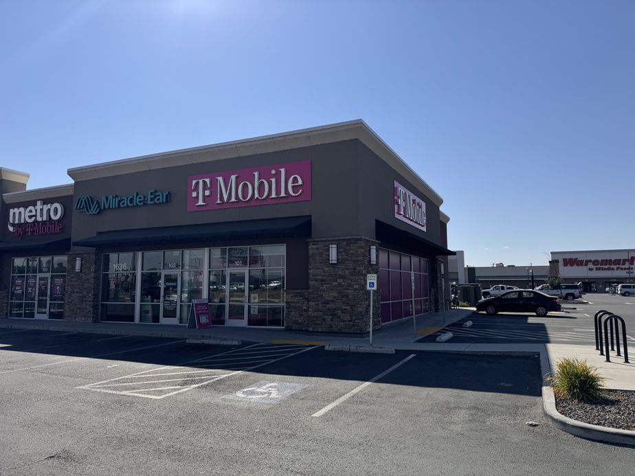 Exterior photo of T-Mobile Store at Idaho Ave & East Ln, Ontario, OR