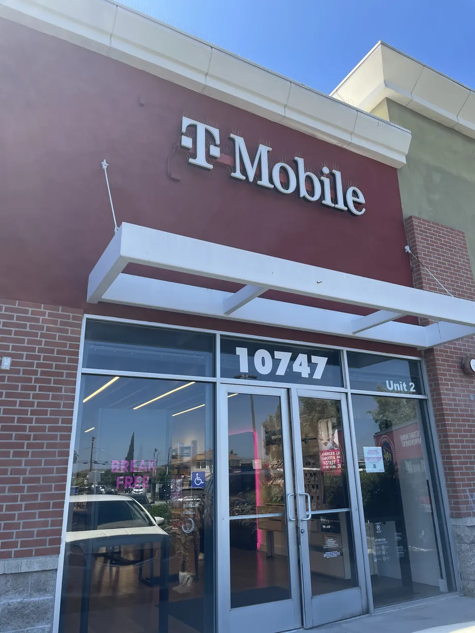 Foto del exterior de la tienda T-Mobile en Long Beach Blvd & Alma Ave, Lynwood, CA