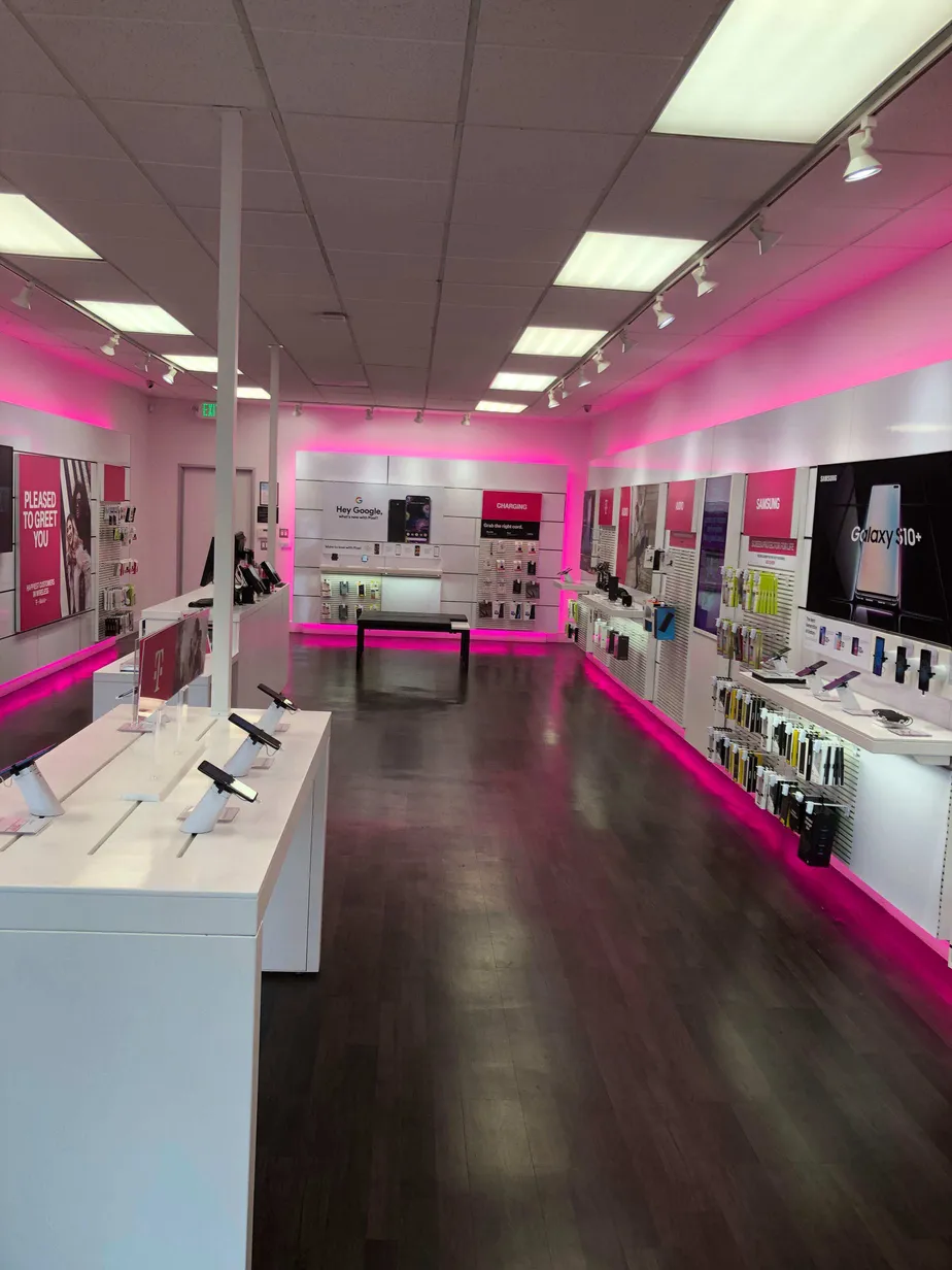 Foto del interior de la tienda T-Mobile en Casitas Pass Rd & Carpinteria Ave, Carpinteria, CA