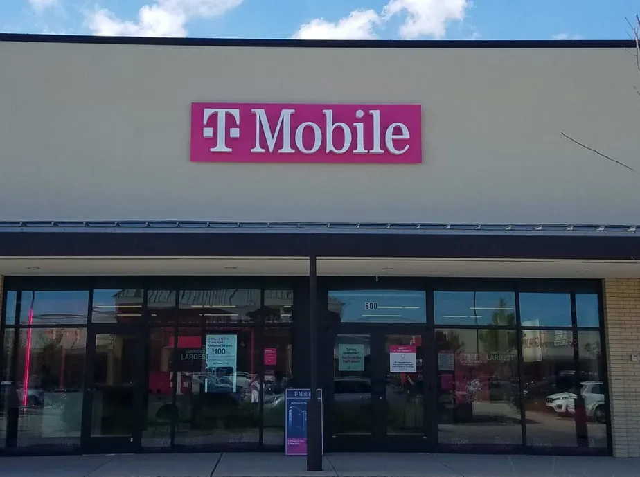Exterior photo of T-Mobile store at E 70th St & Fern Ave 2, Shreveport, LA