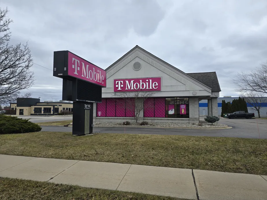  Exterior photo of T-Mobile Store at Tittabawassee Rd & Fortune Blvd, Saginaw, MI 