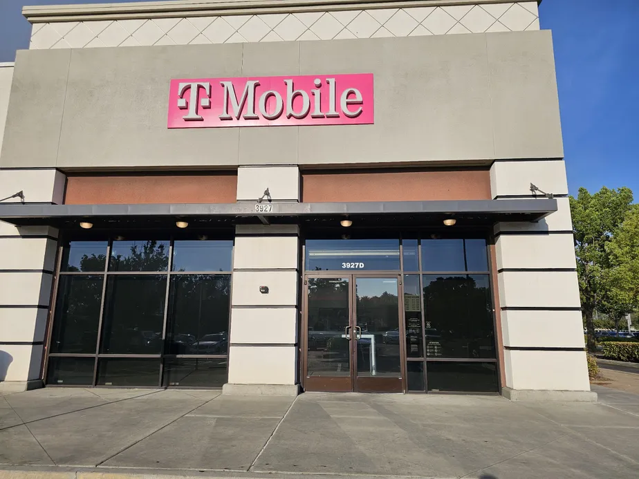 Foto del exterior de la tienda T-Mobile en Demaree & Caldwell, Visalia, CA