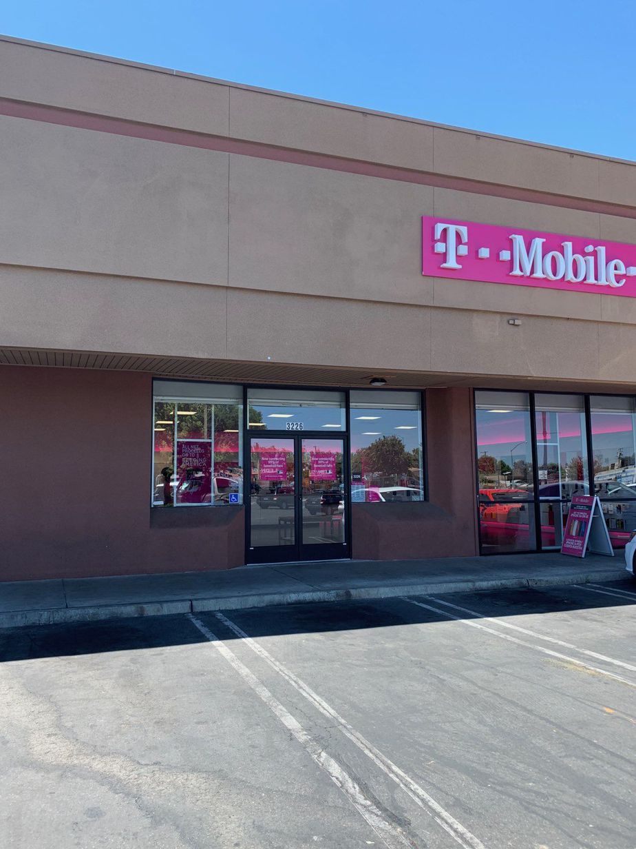 Exterior photo of T-Mobile Store at Tulare & 1st, Fresno, CA