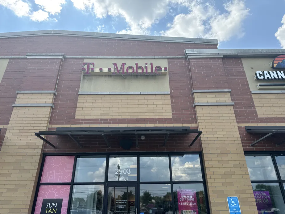  Exterior photo of T-Mobile Store at East 10th Street, Jeffersonville, IN 