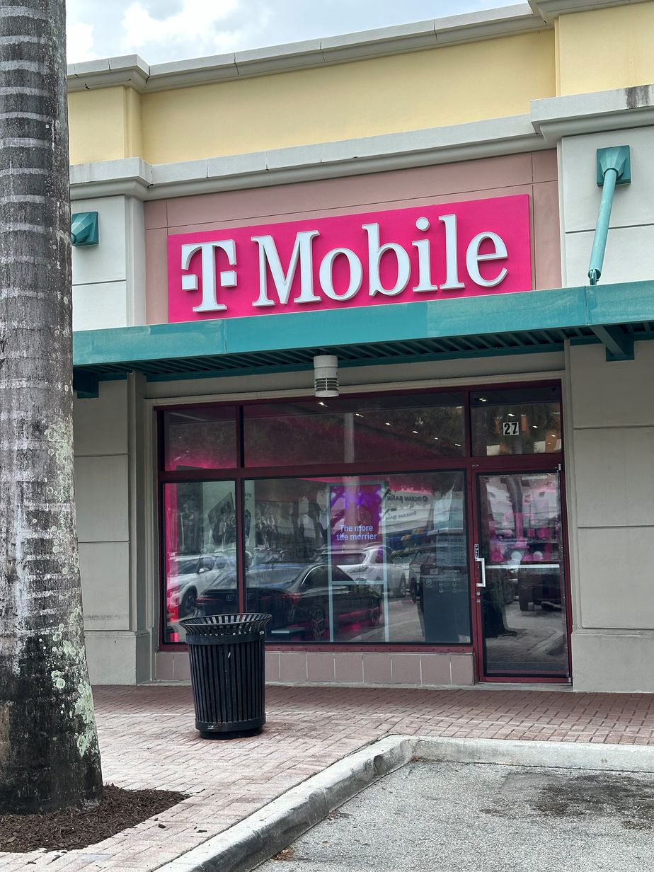 Exterior photo of T-Mobile Store at Palm Court Pavilion, Ft Lauderdale, FL