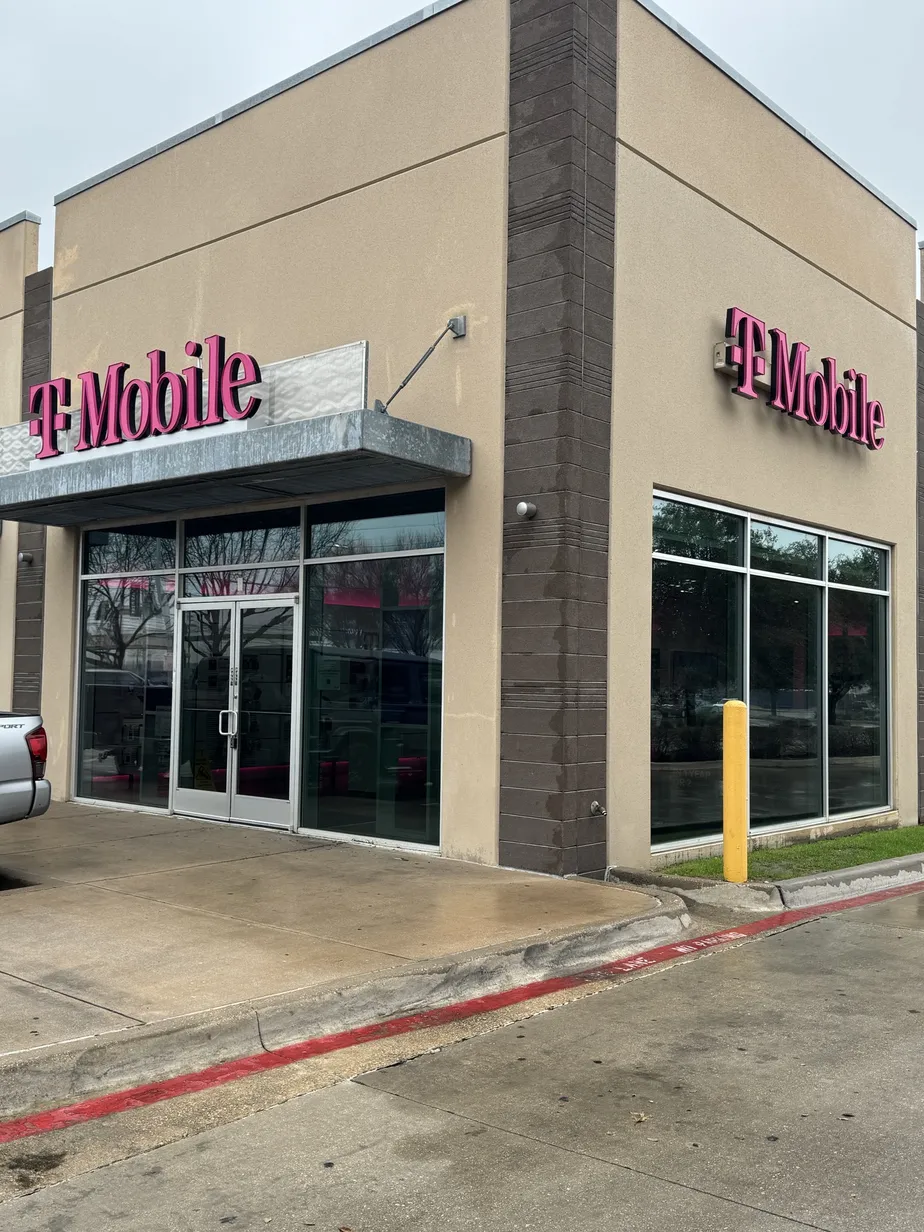  Exterior photo of T-Mobile Store at Inwood Rd & Lemmon Ave, Dallas, TX 