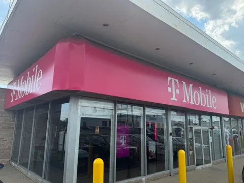  Exterior photo of T-Mobile Store at Langhorne E Lincoln Hwy, Langhorne, PA 