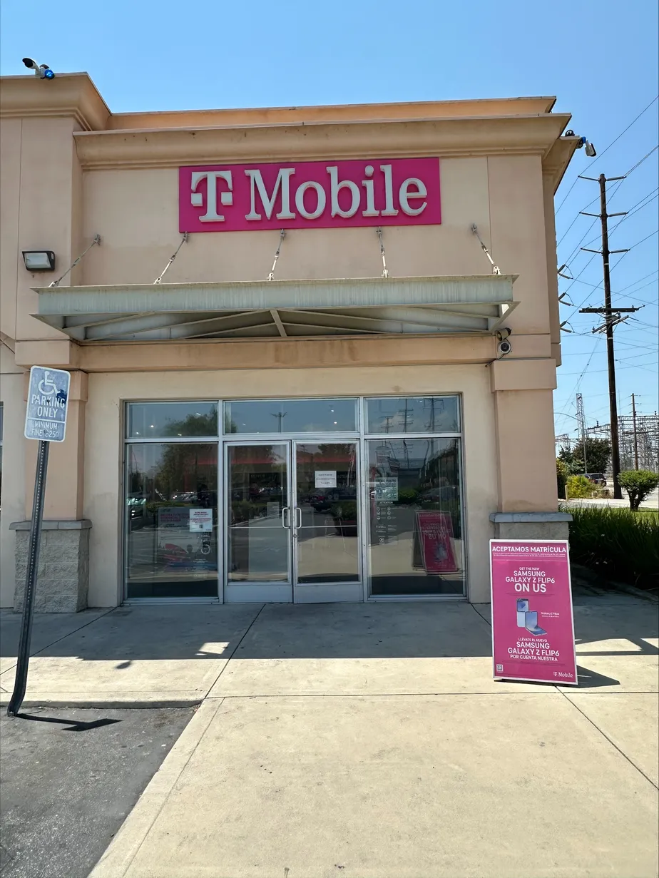 Foto del exterior de la tienda T-Mobile en Mill St & Mt Vernon Ave, San Bernardino, CA