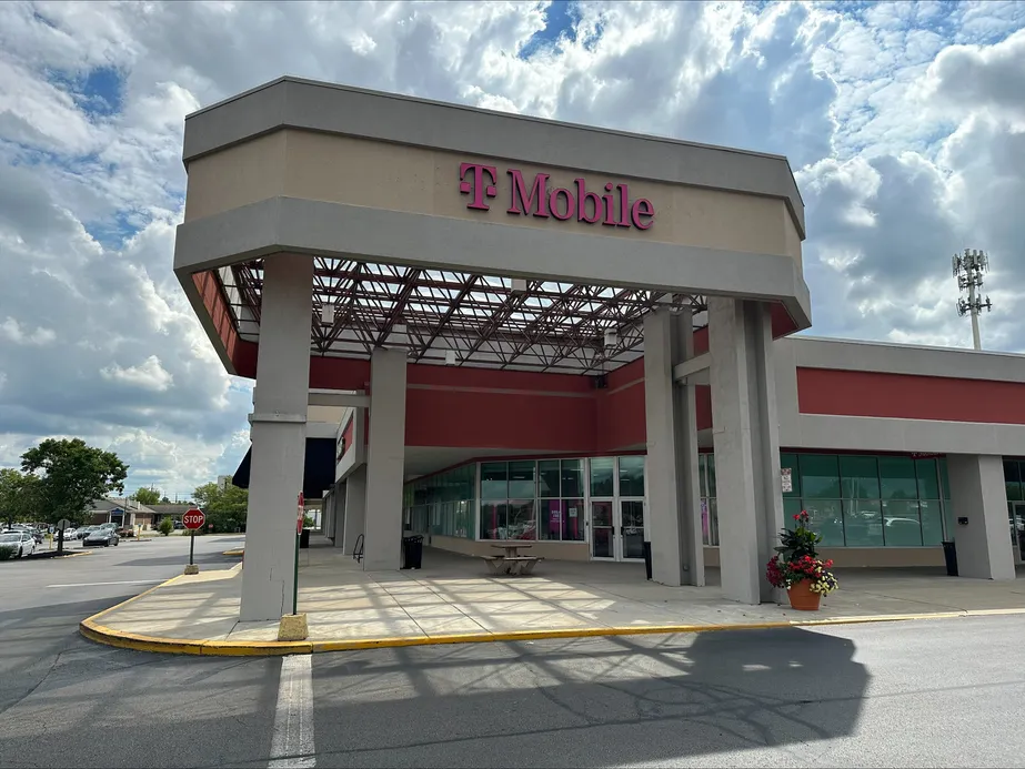  Exterior photo of T-Mobile Store at Dorothy Ln & Woodman Dr, Kettering, OH 