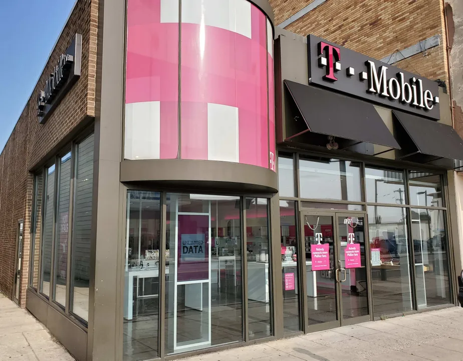 Foto del exterior de la tienda T-Mobile en 69th & Chestnut, Upper Darby, PA