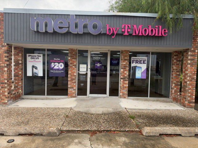 Metro by T-Mobile 301 West Prien Lake Road - 301 West Prien Lake Road 