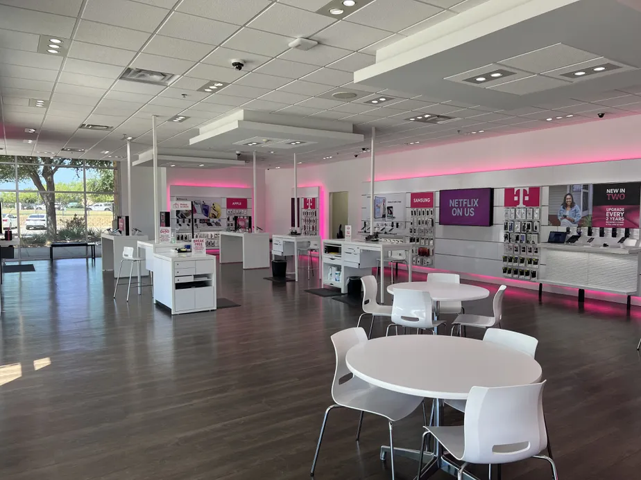 Foto del interior de la tienda T-Mobile en Fm 407 & Fm 2499, Lewisville, TX