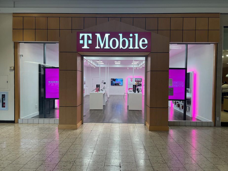 Exterior photo of T-Mobile Store at SouthPark Mall, Moline, IL