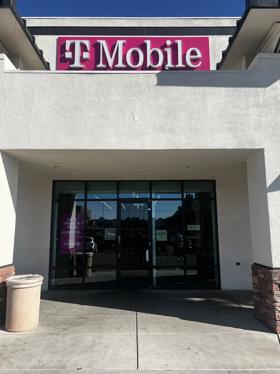 Foto del exterior de la tienda T-Mobile en Charleston & Rampart, Las Vegas, NV