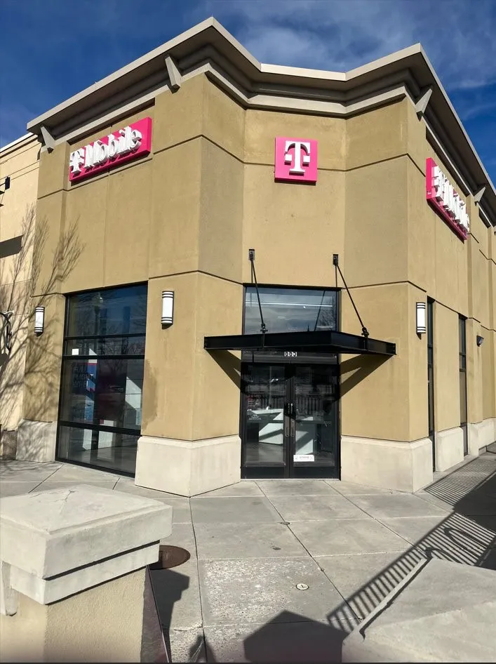 Foto del exterior de la tienda T-Mobile en 4th South Market, Salt Lake City, UT